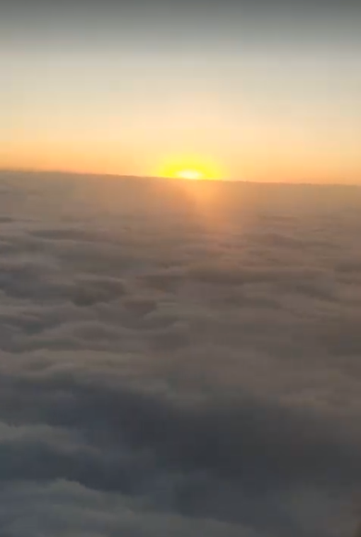 还在云上看到了美丽的日落