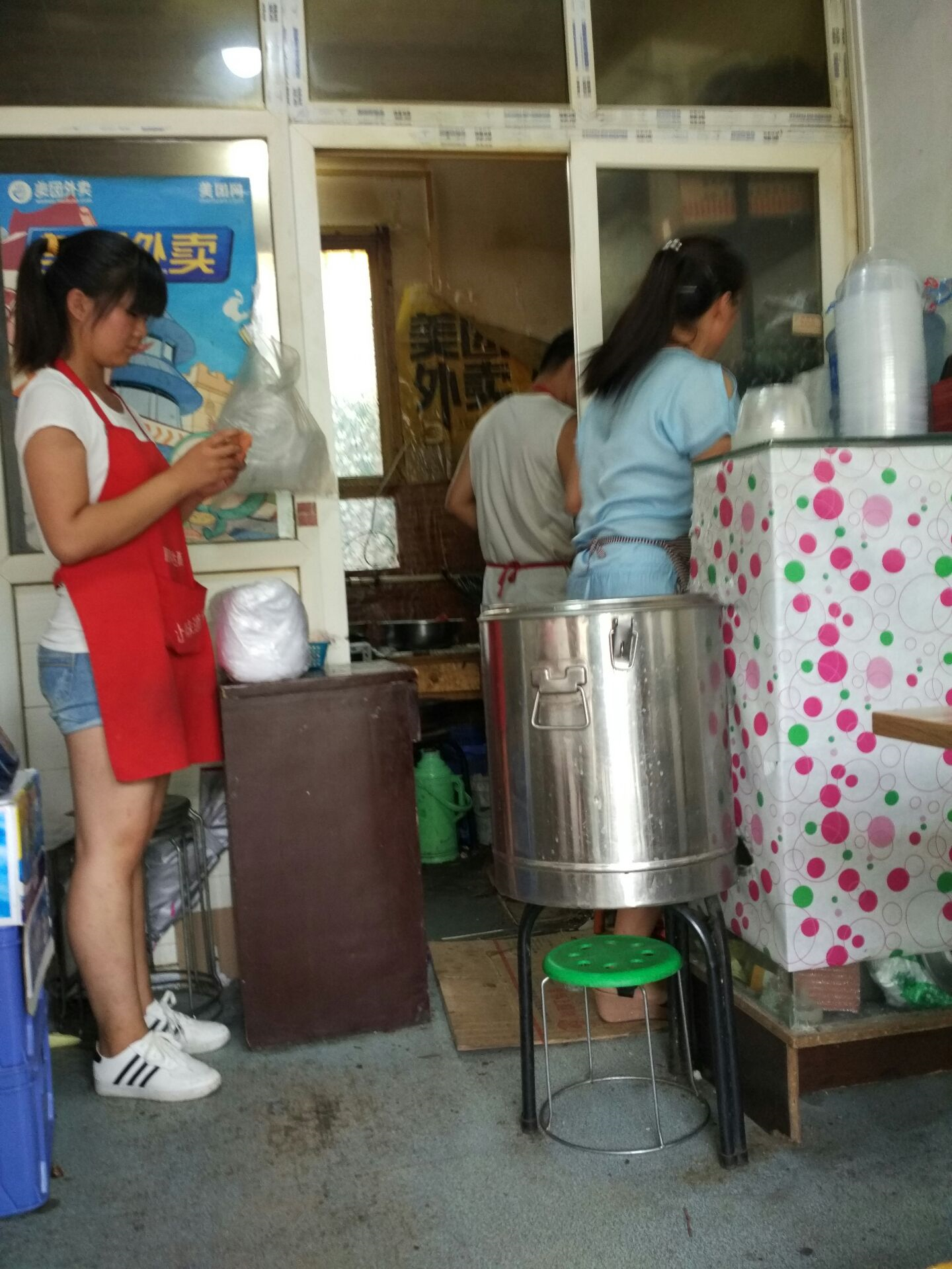 小孩儿的姐姐就站在那里玩儿手机，看起来丝毫没有情绪波动