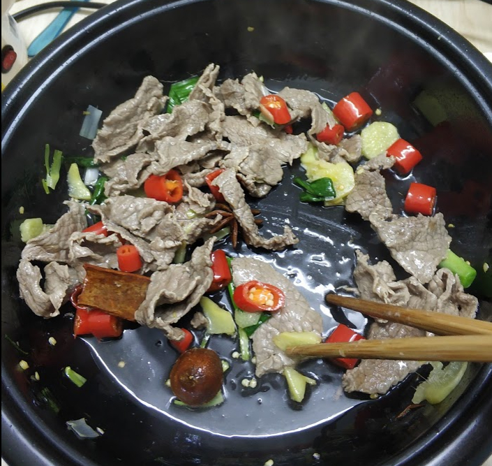 下牛肉，小火3分钟把牛肉炒香