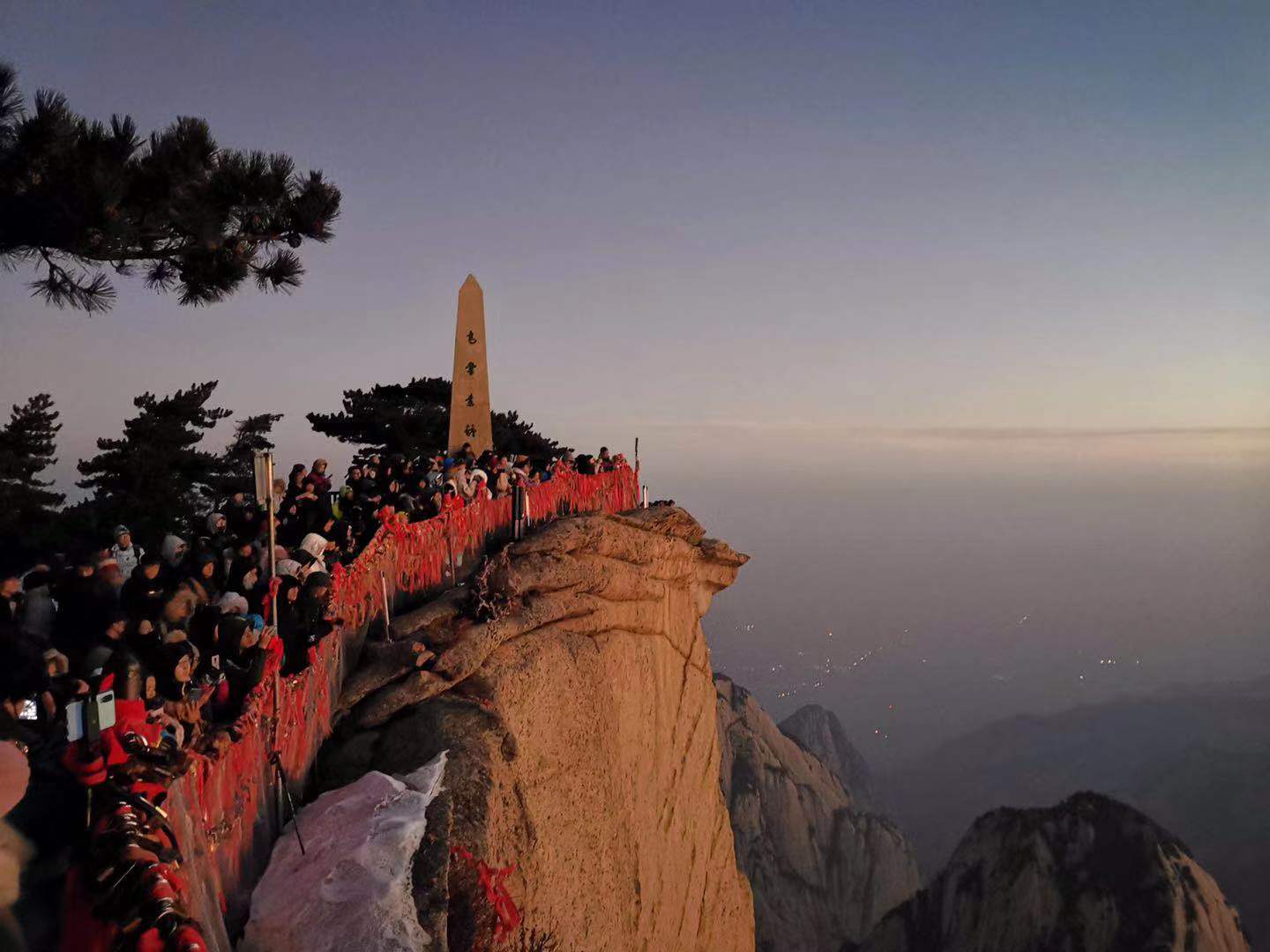 东峰顶上观看日出的人们