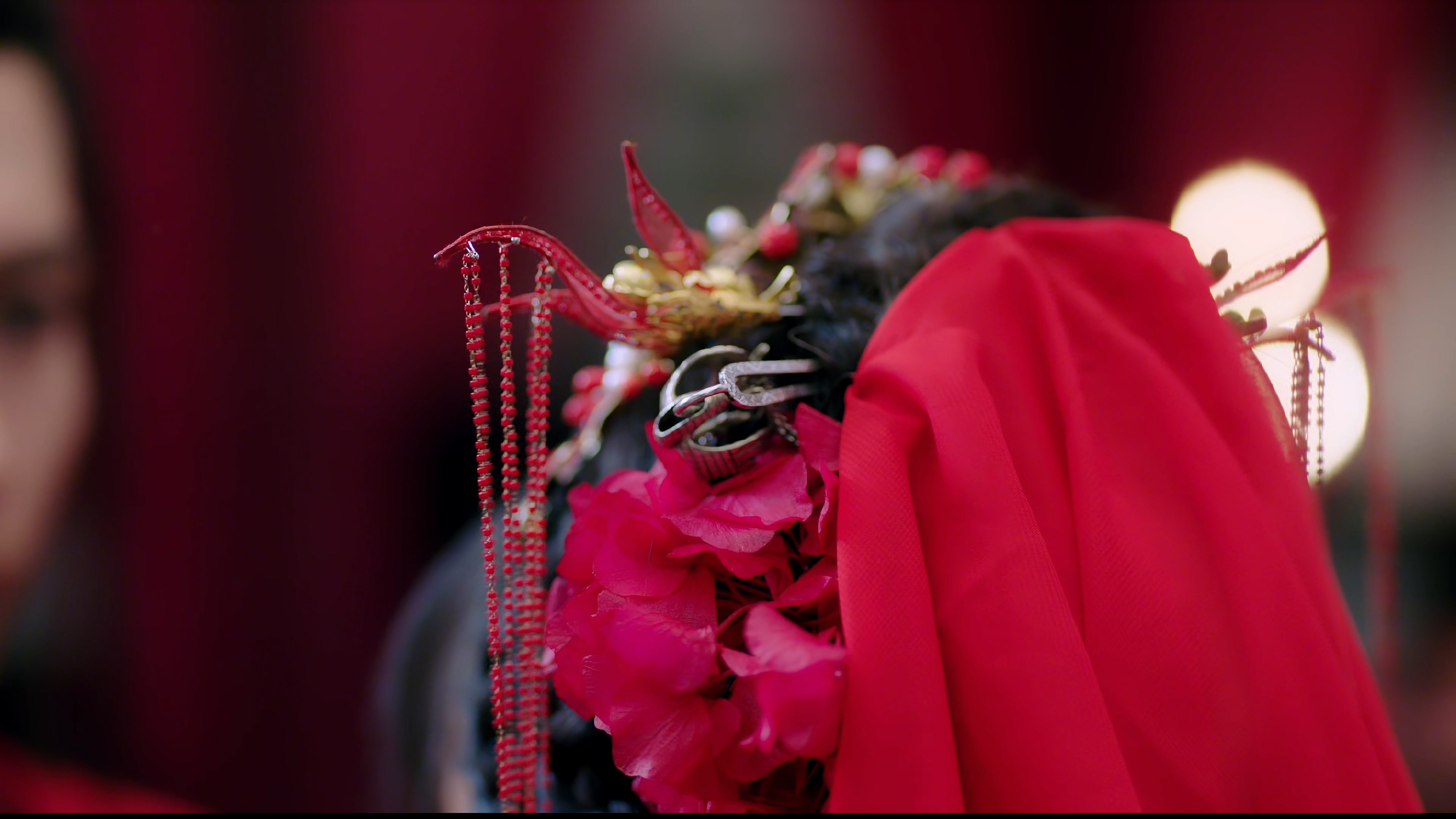 方向相反，上下颠倒