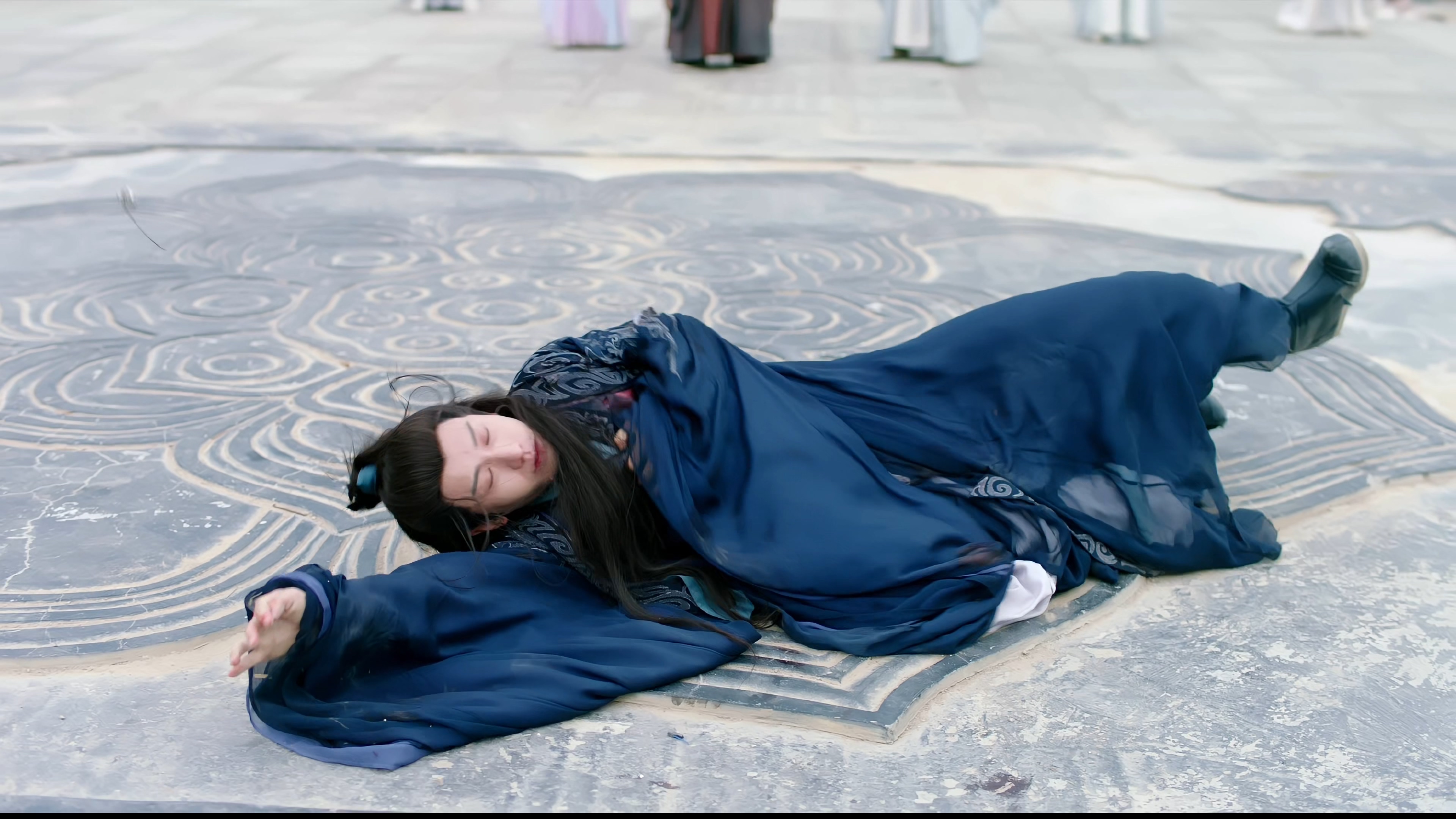 左上角银簪飞起